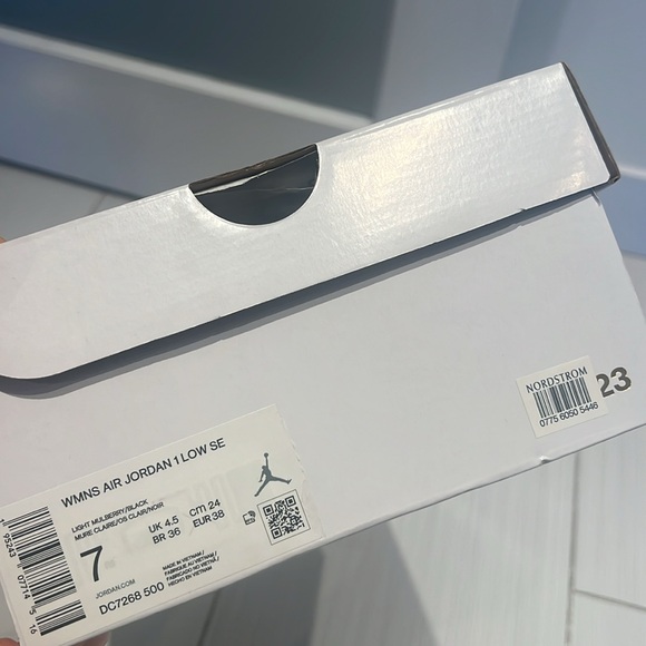 Nike Air Jordan size W7 - Picture 9 of 10